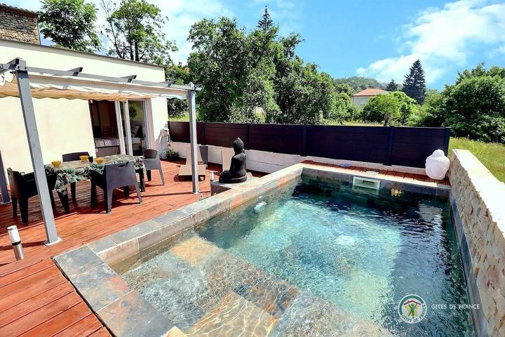 Gîte pour 2 personnes, avec piscine ainsi que jardin et terrasse à Labégude