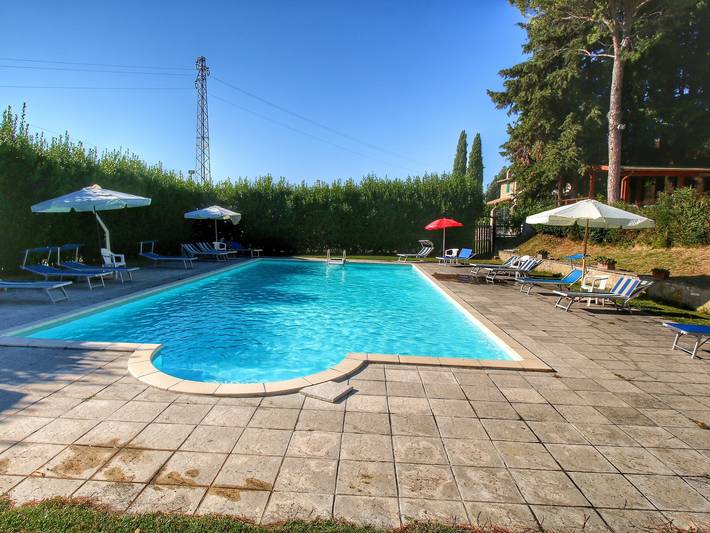 Agriturismo per 5 persone, con Terrazza e Idromassaggio nonché Piscina e Panorama a Foligno