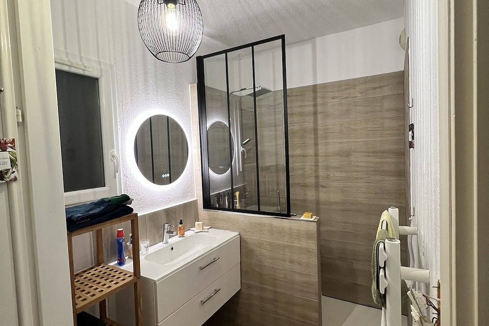 Appartement entier, Hébergement en duplex. Jardin privé. 6 couchages. À moins de 100 m de la plage. in Poggio-Mezzana, Arrondissement de Corte