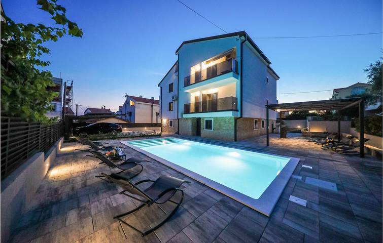 Ganze Ferienwohnung, Terrassenapartment am Pool mit Wi-Fi, AC, Parkplatz - 1,5km Strand in Zadar Stadt, Zadar (Kommun)