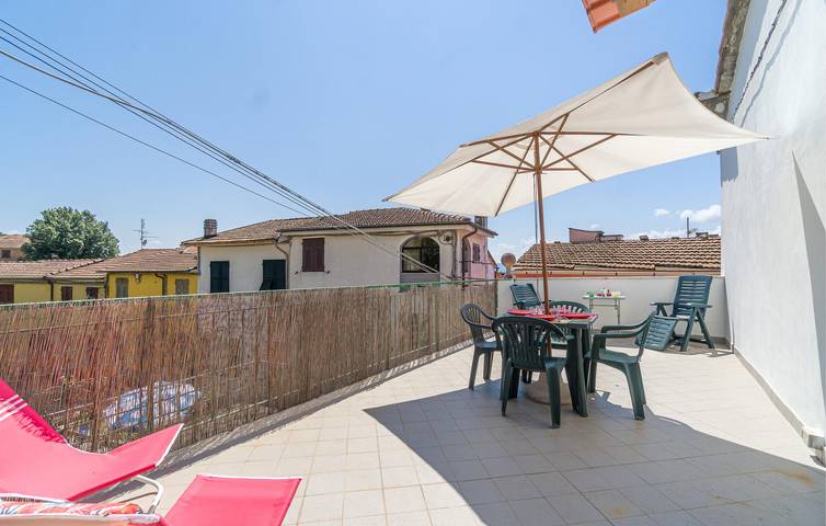 Entire holiday apartment, Modern Apartment with Terrace and Parking 200m from Locanda Agrogallo in Castello (Carro), Carro (Liguria)