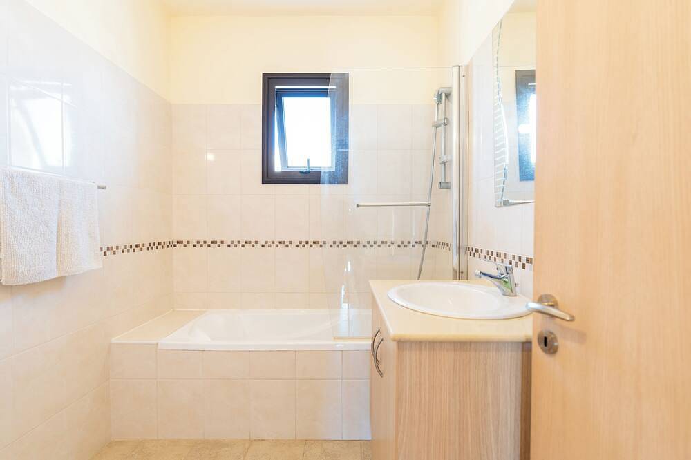 4 Schlafzimmer Villa mit privatem Pool in Larnaca Bezirk