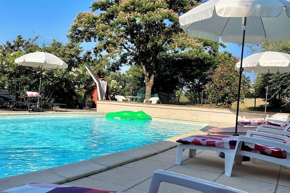 Chalet avec piscine. Vue magnifique! in Juillac, Région de Brive-la-Gaillarde