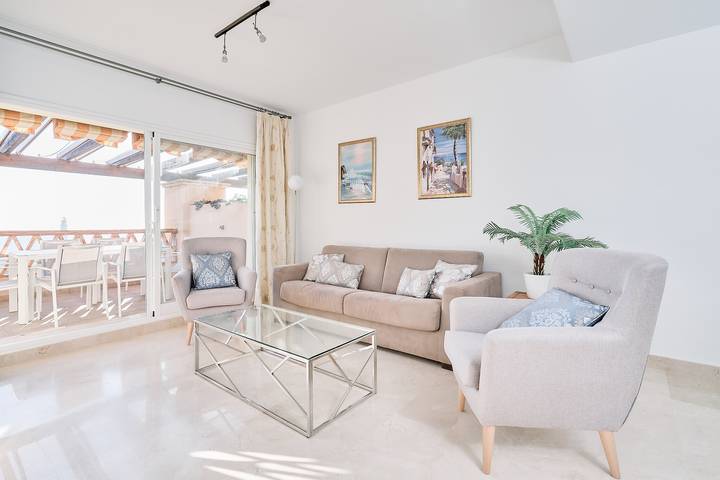 Schönes Penthouse nahe Strand mit Meerblick, Pool, WLAN, Klimaanlage, Balkon & Terrasse in Torrox Costa, Torrox