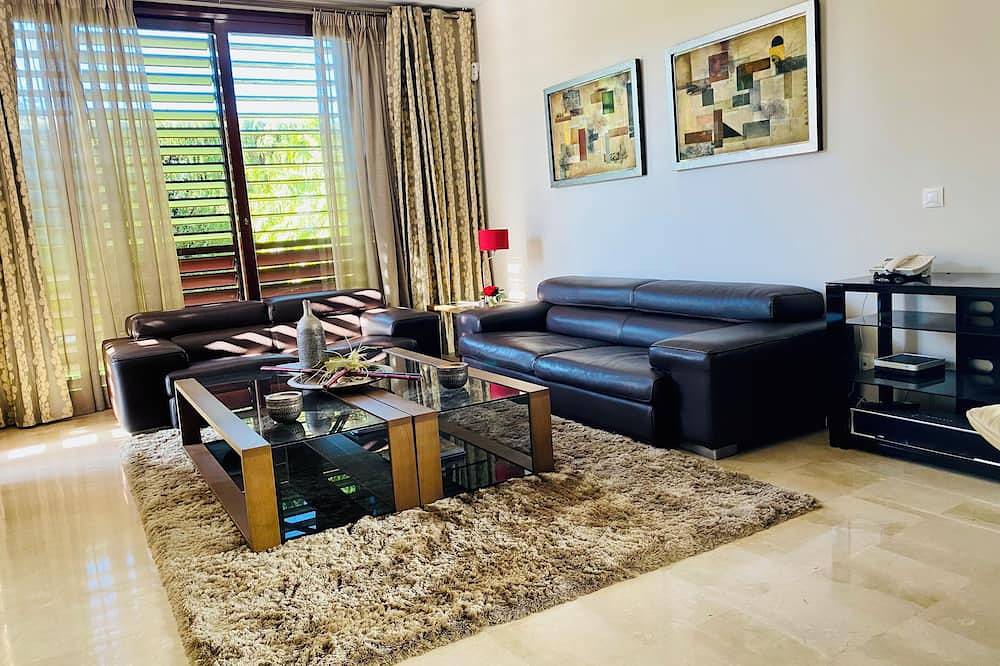 Modern villa with pool and garden. Just a few steps from the subway station. in Montequinto, Dos Hermanas