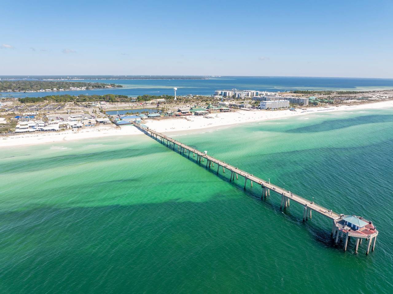 Appartement entier, Coastal Haven  Pools  Restaurant    Beach Shuttle in Destin, Emerald Coast