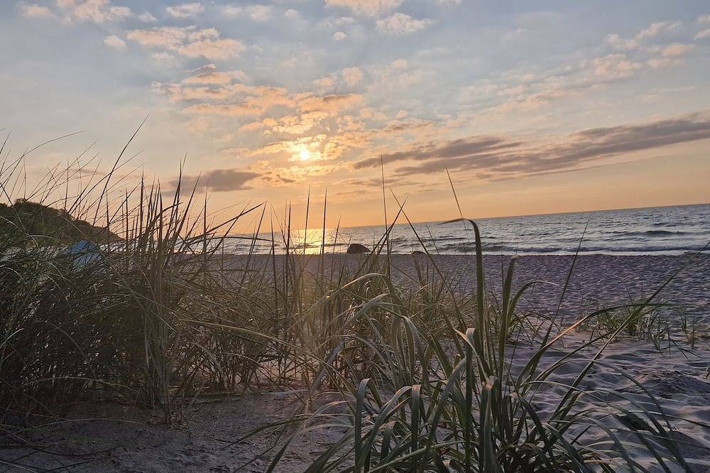 Apartamento entero, High-quality vacation apartment (2) on the north beach for 4 pers. with Wlan, 60 m²-from 29 €pt in Putgarten, Rügen