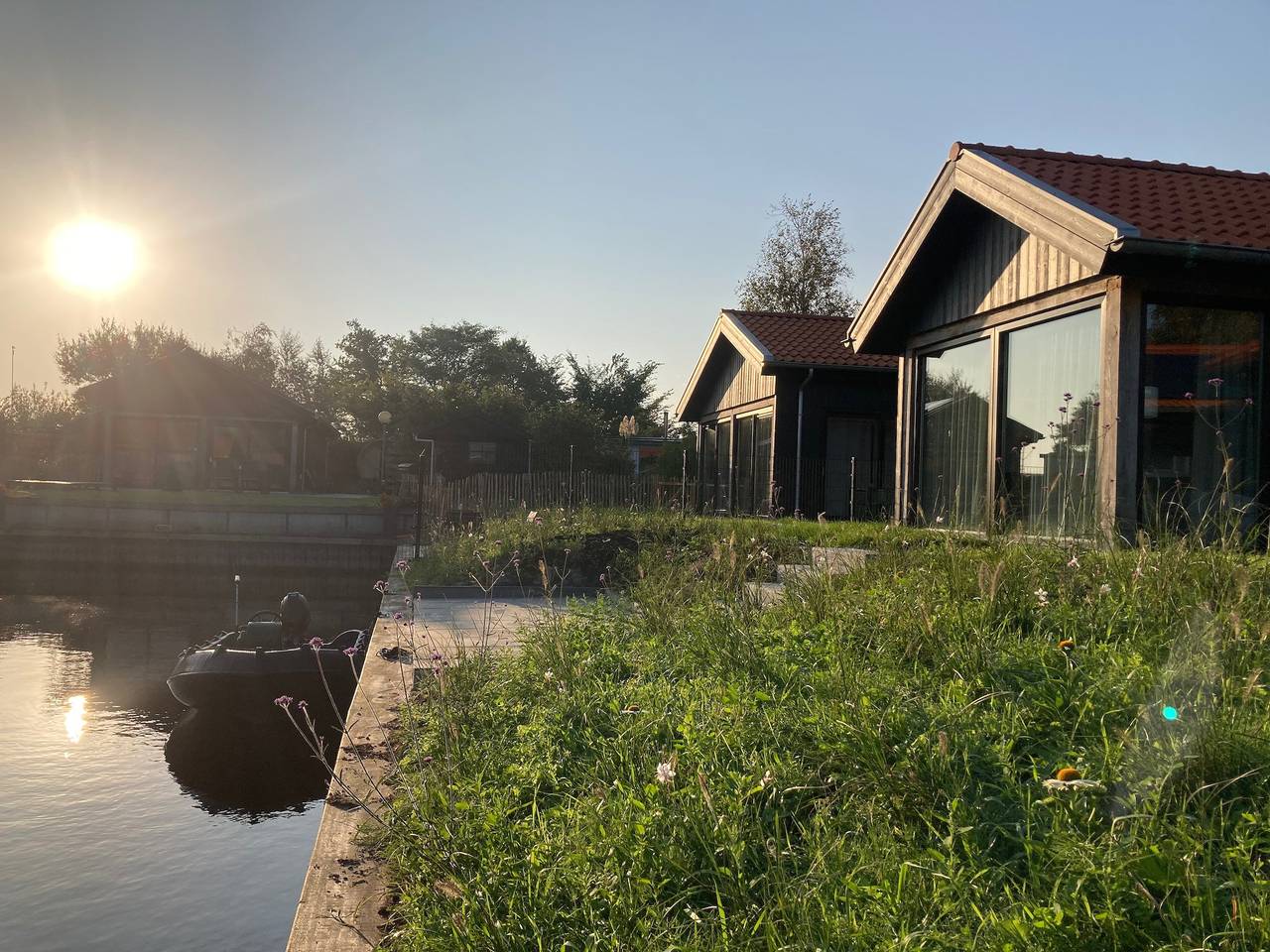 4-Personen-Chalet Albatros am Wasser mit Parkplatz in Oostmahorn, Dongeradeel