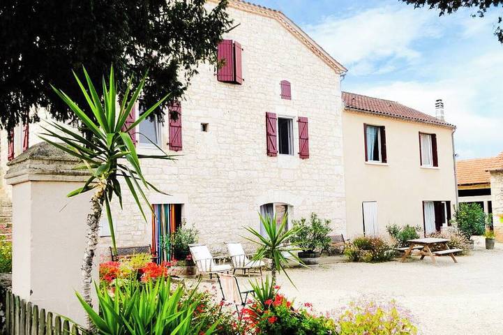 Gîte pour 6 personnes, avec jardin à Laburgade