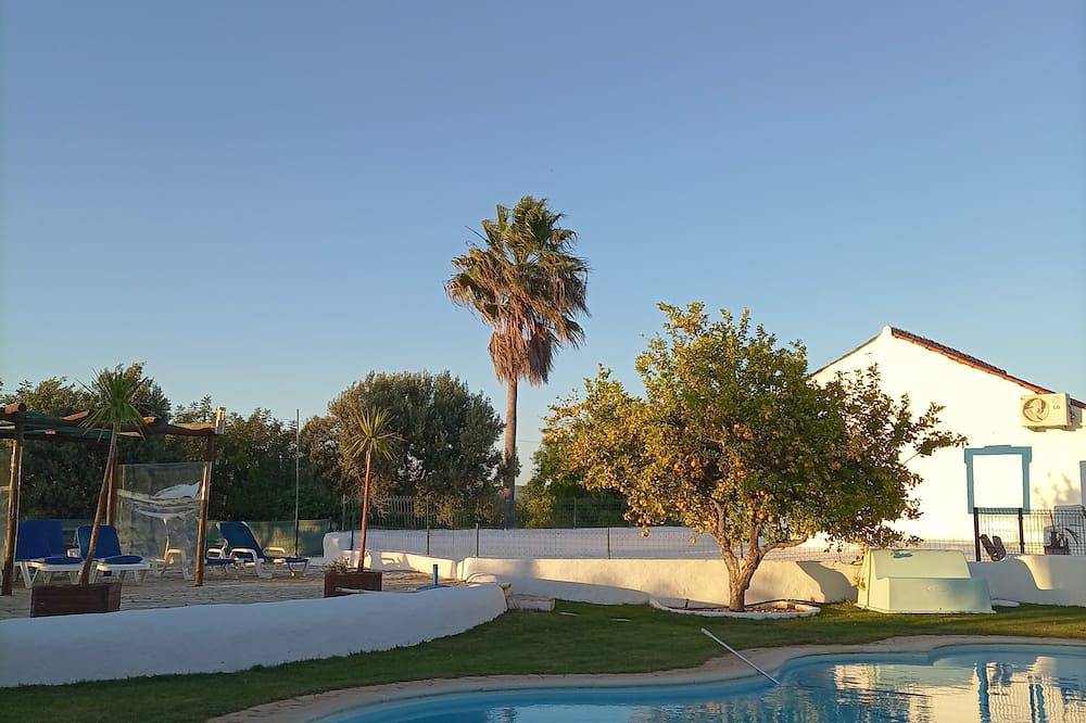 Rural farm away from the hustle and bustle and close to everything with Ac. . in Algoz, Faro Distrikt