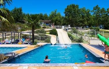 Cottage pour 4 personnes, avec terrasse et piscine à Mauroux