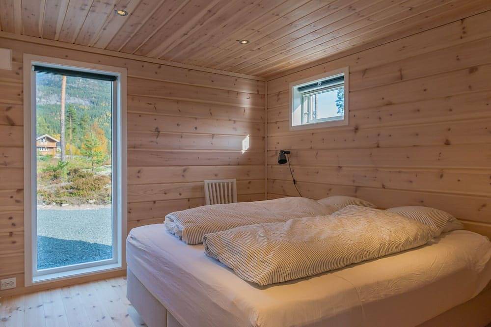 Norwegian holiday home directly on Lake Vravatn and in the middle of nature in Vrådal, Kviteseid