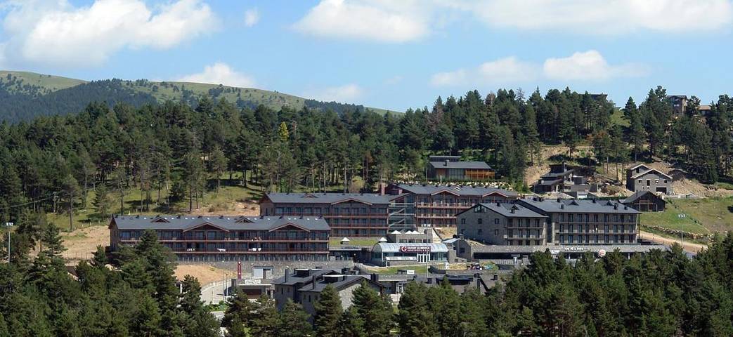 Apartahotel para 4 personas, con jacuzzi y balcón además de piscina y sauna en Pirineos