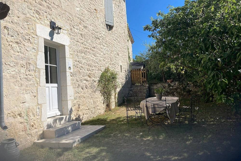Appartement entier, Le Petit Bousquet, studio dans belle maison avec piscine, pour 3 pers in Montcuq-en-Quercy-Blanc, Quercy