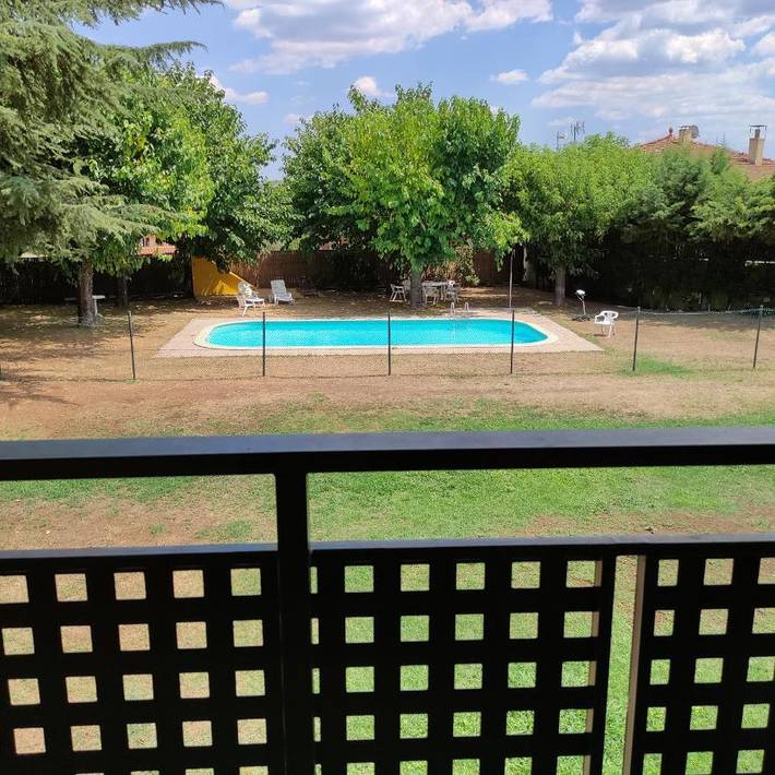 Gîte pour 5 personnes, avec terrasse et piscine ainsi que vue et jardin, adapté aux familles à Santa Pau - 3