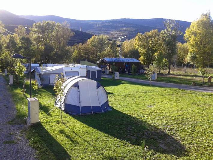 Location de vacances pour 2 personnes, avec vue ainsi que jardin et piscine, animaux acceptés à Castiello de Jaca - 2