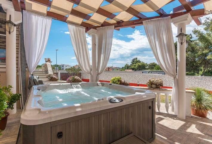 Villa pour 16 personnes, avec sauna ainsi que jardin et jacuzzi à Turanj - 4