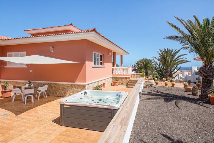 Villa Malena con vistas a la montaña, jacuzzi, Wi-Fi, balcón y terraza; aparcamiento disponible, se admiten mascotas in El Jablito, La Oliva