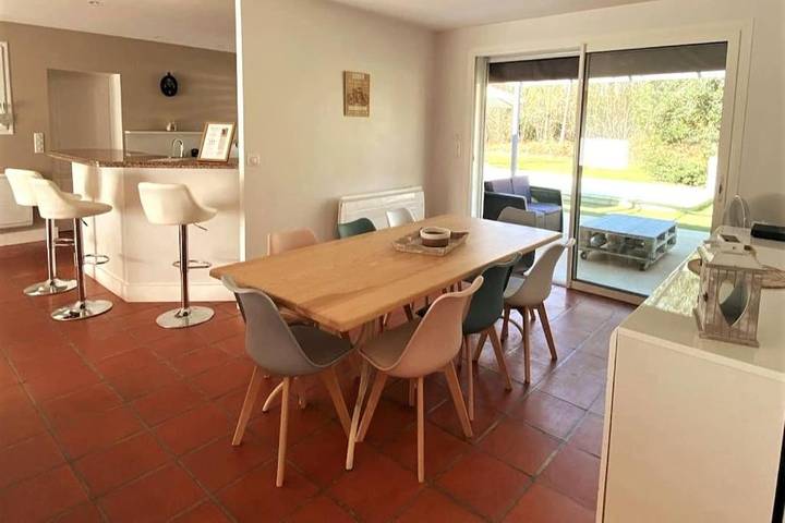 Location de vacances pour 8 personnes, avec terrasse ainsi que piscine et jardin à Agonac - 2