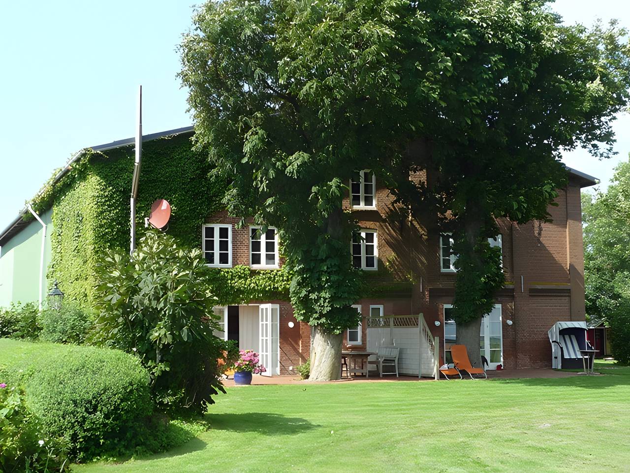 Ganze Wohnung, Ferienwohnung 'Haus Mühlenhof 1' mit Privatterrasse, Gemeinschaftsgarten und Wi-Fi in Hillgroven, Wesselburen und Umgebung Region