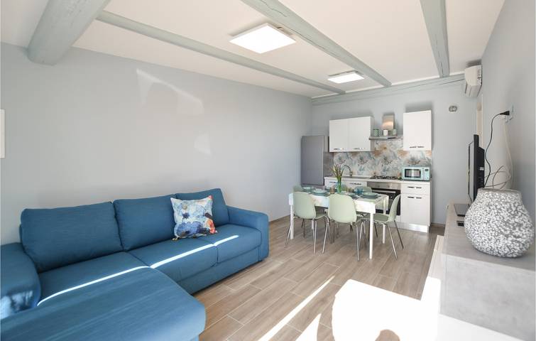 Poolside Paradise: 65m² Apartment with AC, Parking & WiFi! in Pozzallo, Ragusa Province