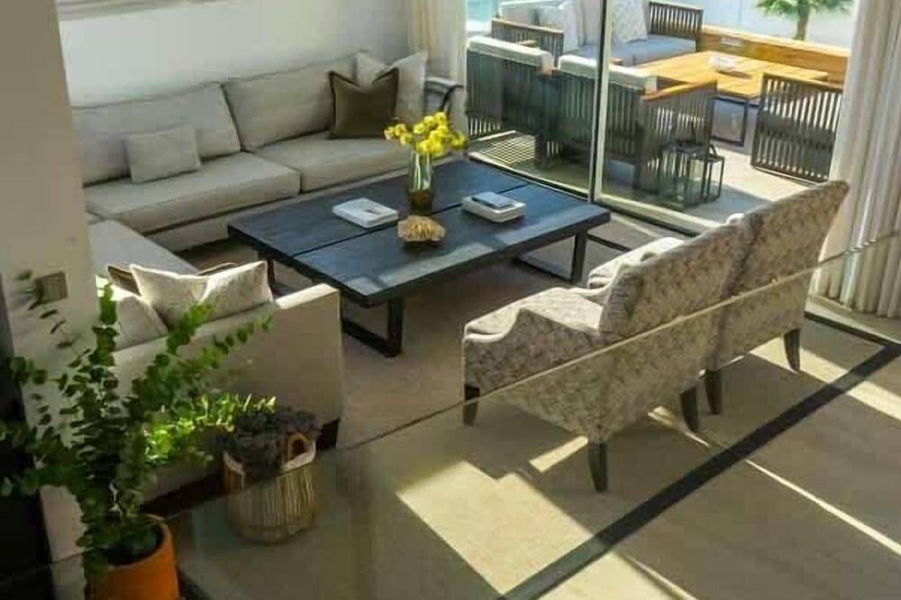 Villa Palm Beach, 5 bedroom villa with sea views and private pool in Torreblanca (Fuengirola), Fuengirola
