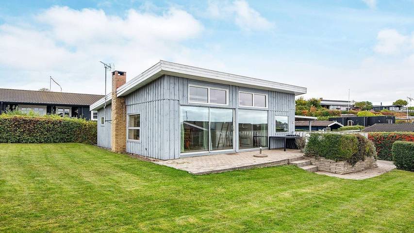 Ferieudlejning for 4 personer, med terrasse, husdyr tilladt i Følle Strand
