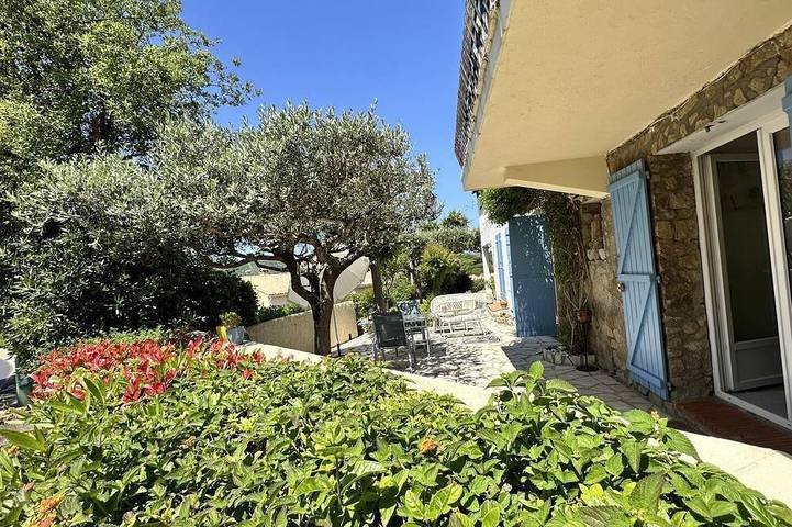 Location de vacances pour 2 personnes, avec Balcon/Terrasse ainsi que Terrasse et Jardin à Sainte-Maxime