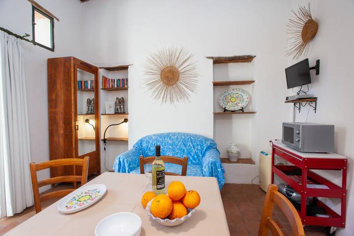 Ganze Wohnung, Ferienwohnung "Hora Hora" mit Garten, Wlan, Haustiere erlaubt, privatem Parkplatz in Orosei, Golf von Orosei