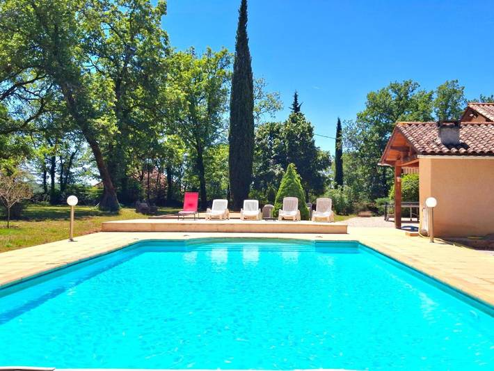 Location de vacances pour 8 personnes, avec Balcon et Terrasse ainsi que Piscine et Vue dans Corn