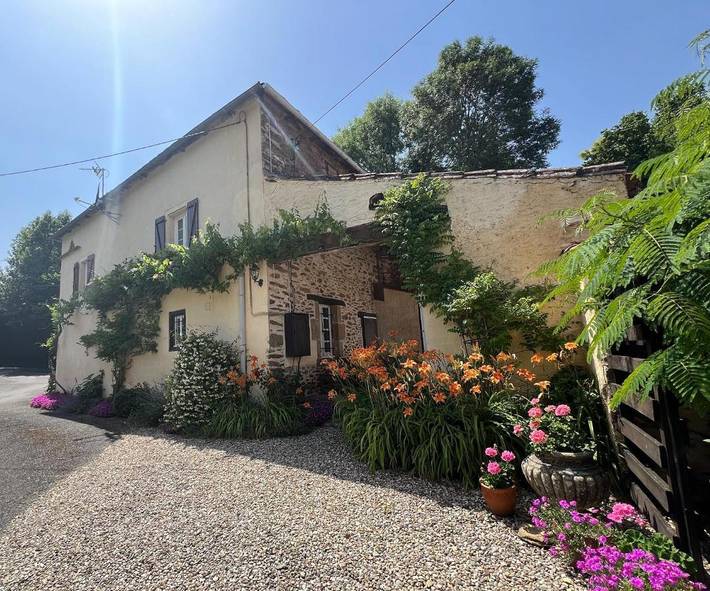 Gîte pour 6 personnes, avec piscine ainsi que jardin et vue à Jouqueviel - 2