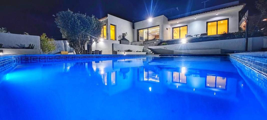 Casa rural para 8 personas, con vistas además de piscina y jardín en Paderne