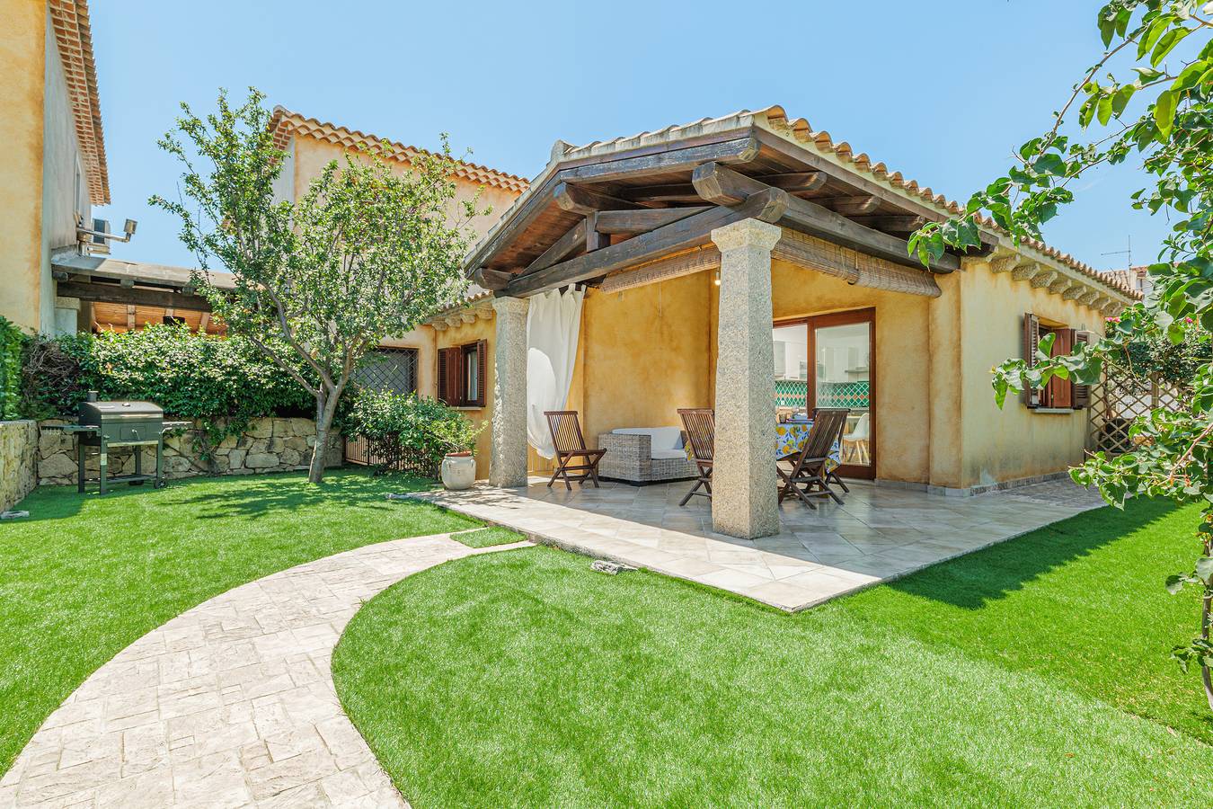 Ganze Wohnung, Ferienwohnung 'Villetta Vacanze Budoni' mit privater Terrasse, privatem Garten und Klimaanlage in Budoni, Olbia-Tempio
