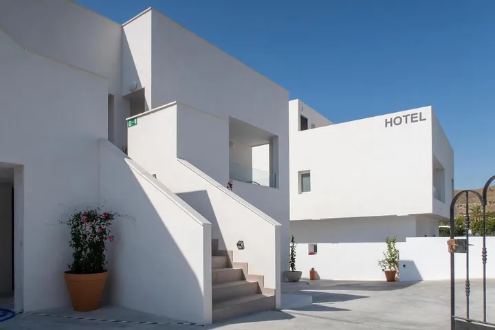 Hotel para 2 personas, con terraza y piscina - 1