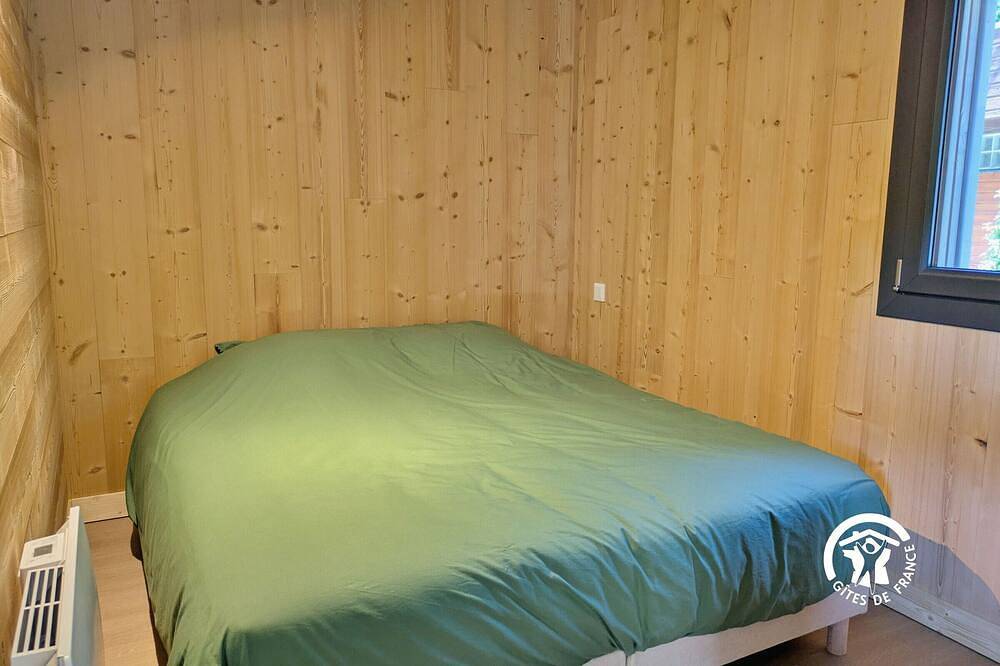 Chalet paisible au Camping de Coupeau pour 4 personnes in Saint-Berthevin, Mayenne