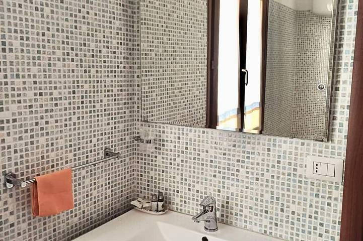 Entire apartment, Nice apartment on the first floor with sea view of about 45 m2 equipped with air conditioning and wi fi connection, composed of a living room with equipped kitchenette, fridge and flat screen television.A double or twin bedroom and a single bedroom, bath in Bosa Marina, Bosa
