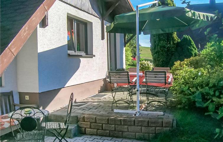 Appartement au bord de la rivière avec parking, terrasse et jardin in Bad Schlema, Monts Métallifères