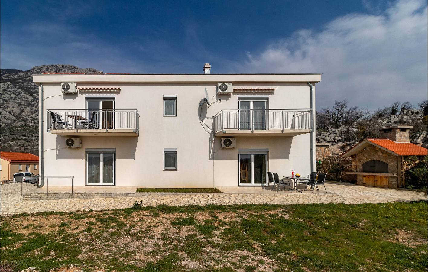 Geheel vakantieappartement, Gezellig appartement met zeezicht, terras, wifi en parkeergelegenheid in de buurt van bezienswaardigheden in Cesarica, Velebit Nature Park