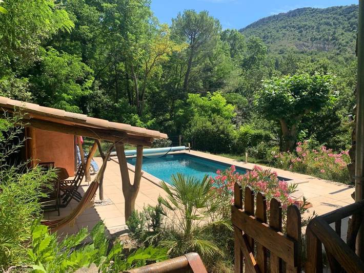Location de vacances pour 6 personnes, avec jardin ainsi que piscine et vue à Les Pilles