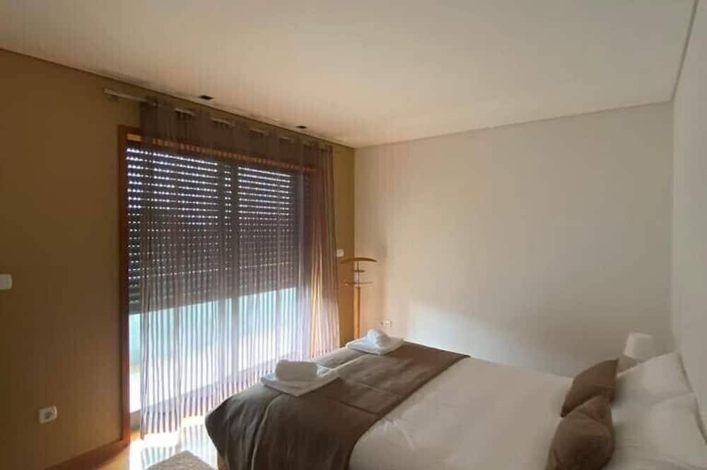 Villa surrounded by sea and mountains, with swimming pool and fireplace, 10 minutes' walk from the beach. in Carreço, Viana do Castelo Distrikt