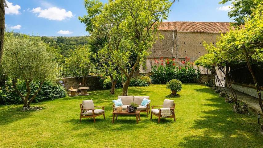 Casa rural para 14 personas, con Balcón además de Terraza y Vistas en Valdáliga