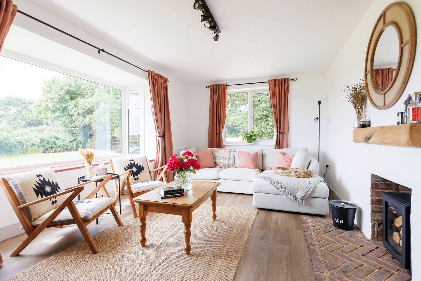 Charming 3-Bed Country Cottage with Hot Tub in West Wittering, West Sussex