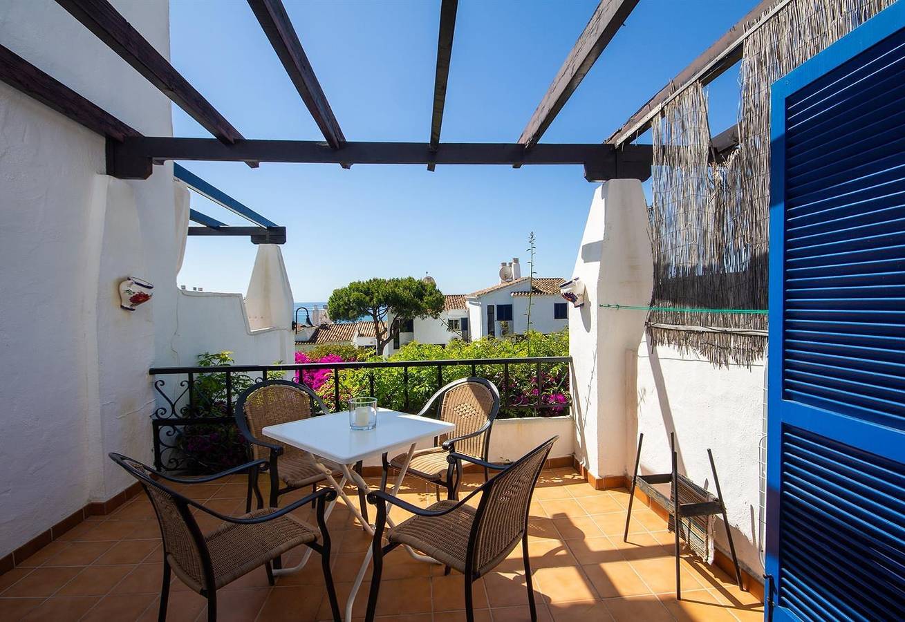 Vacation Home "Calahonda Beach Townhouse" Near Beach with Sea View, Shared Pool, A/C & Wi-Fi in Mijas Costa, Mijas