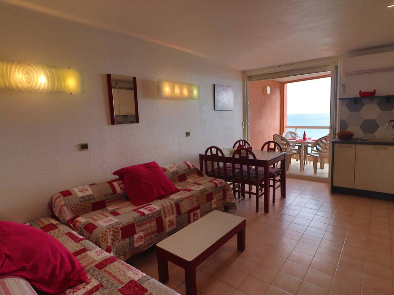 Entire apartment, 38m² apartment with air conditioning, terrace and private parking for 4 people in Sete, Mediterranean Coast (France)