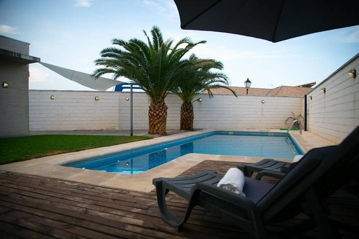 Location de vacances pour 8 personnes, avec piscine et jardin, adapté aux familles à Gálvez - 3