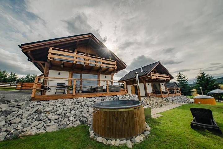 Domek letniskowy dla 8 osób, z Balkon i Taras oraz Jacuzzi i Ogród w Istebna
