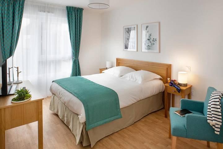 Appart’hôtel pour 2 personnes, avec Balcon et Terrasse ainsi que Jardin et Piscine à Cergy