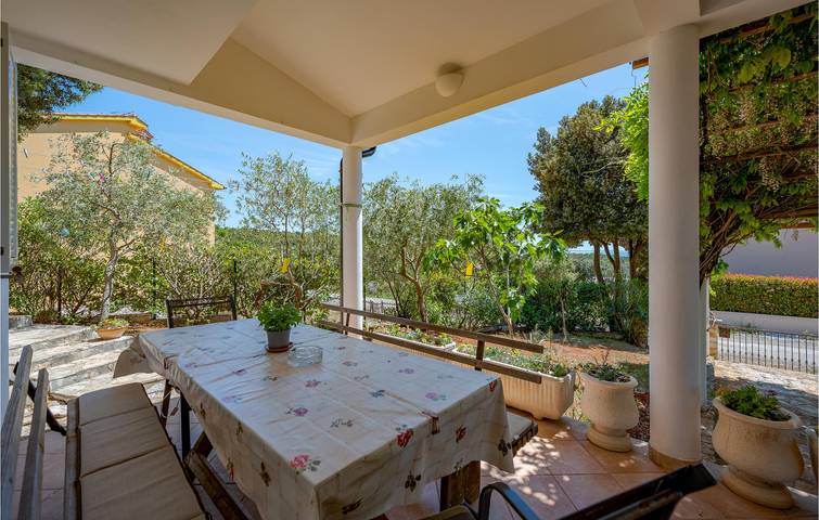 Charmante Ferienwohnung mit Pool und Terrasse, 600 m vom Strand Duga Uvala entfernt in Marčana, Südküste Istrien
