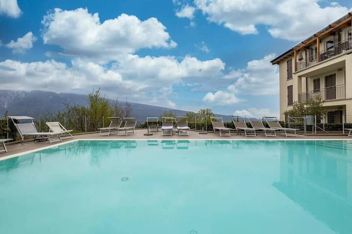 Entire apartment, Holiday Apartment 'Residence La Villa Kalliste' with Lake View, Garden, Shared Pool & Wi-Fi in Tignale, Garda Mountains