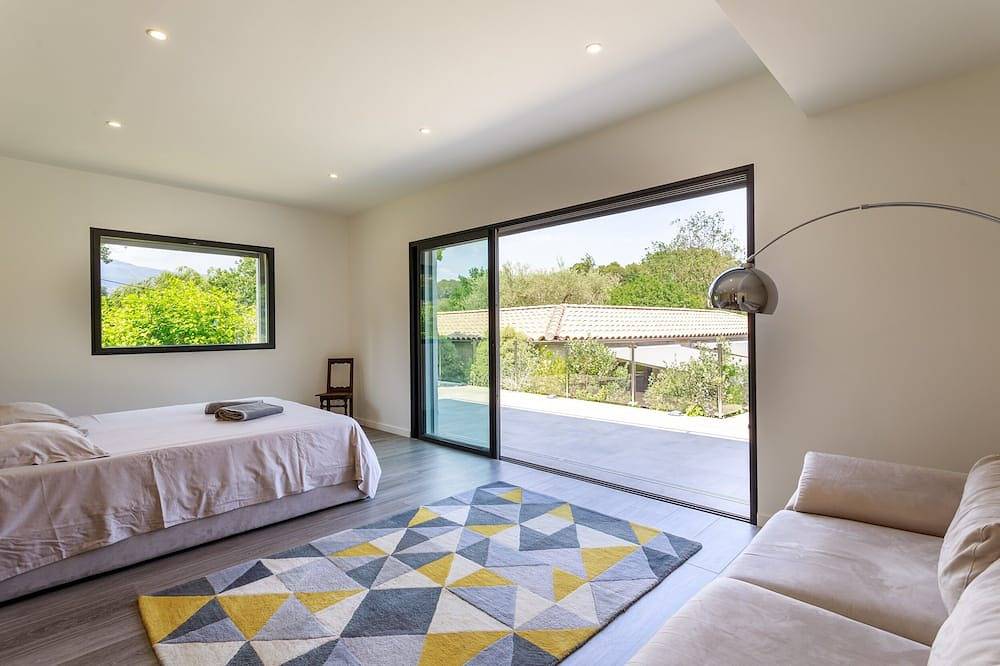 Luxury Villa with 15m Heated Infinity Pool & Pool House in Roquefort-les-Pins, Cannes region